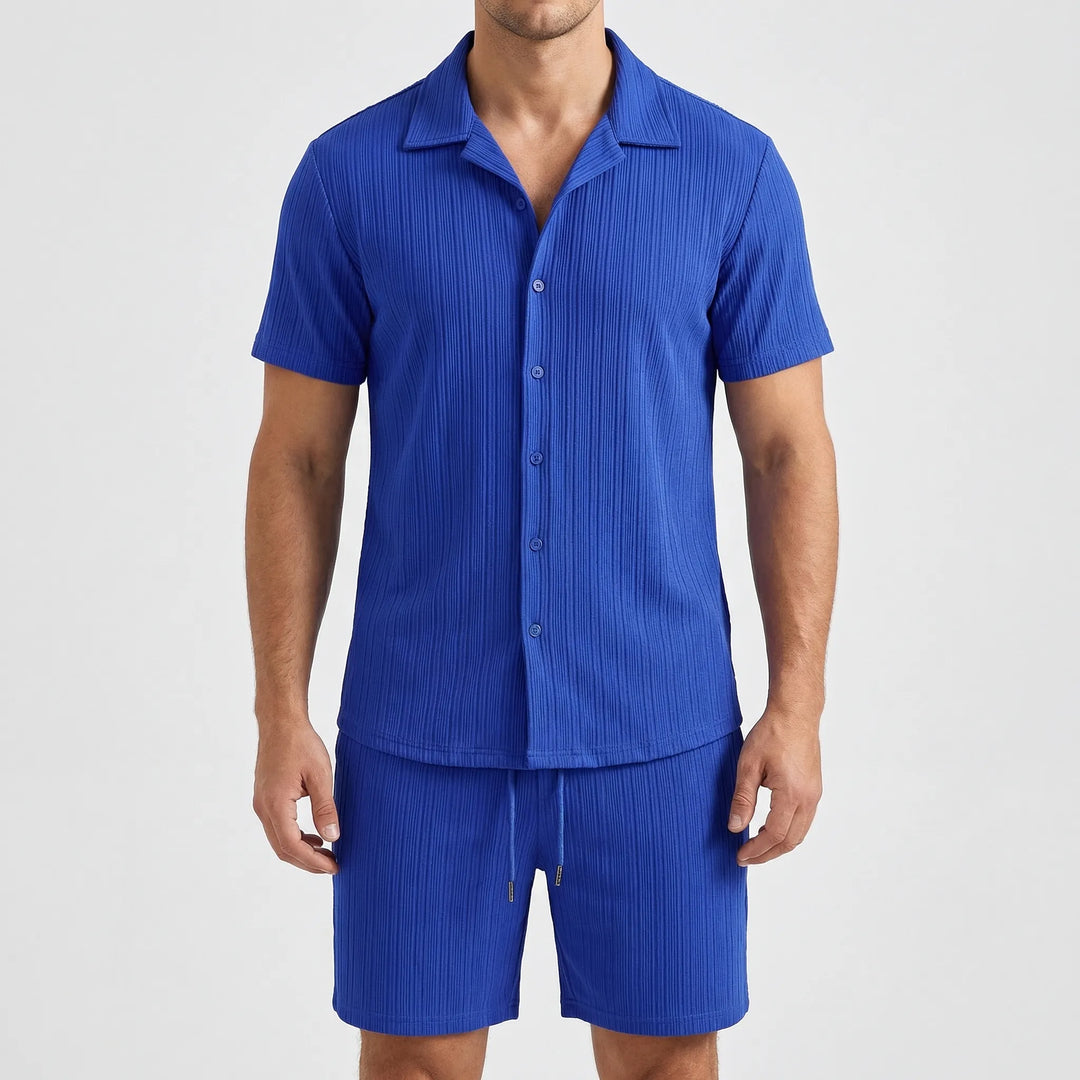 Modische Freizeitkleidung mit Sommerhemd und Shorts