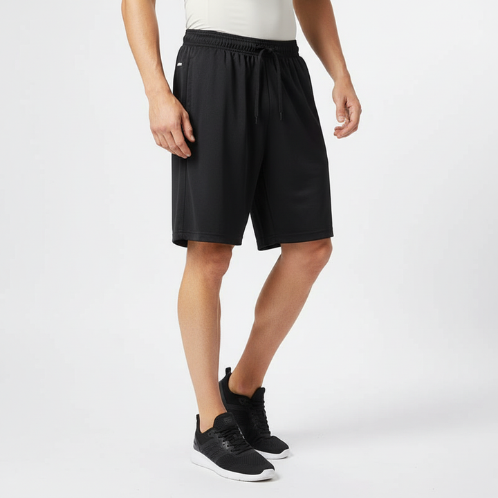 Schwarze Herren Sportshorts mit elastischem Bund vor hellem Hintergrund