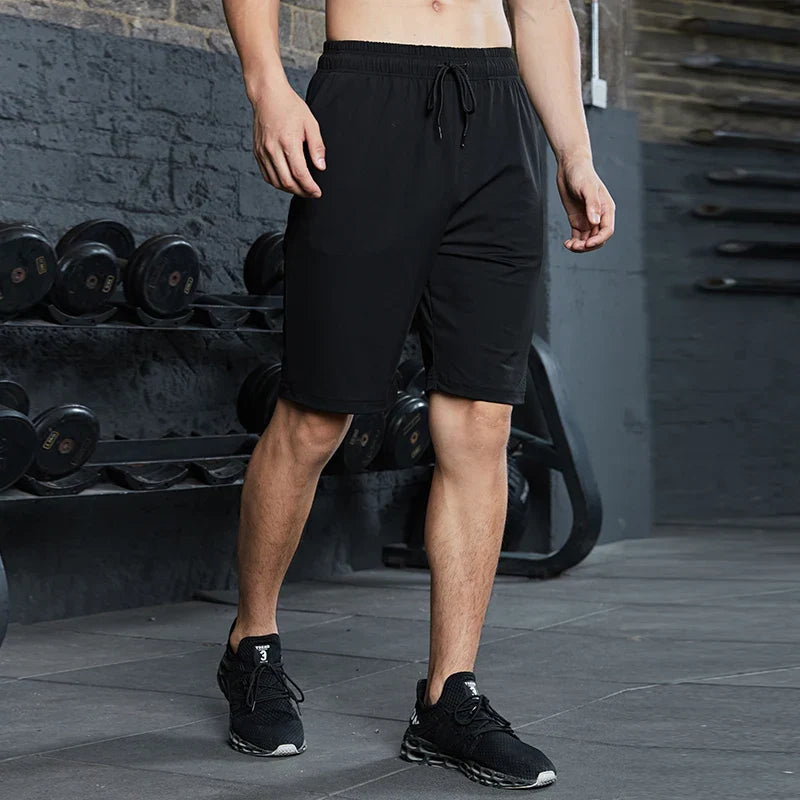 Atmungsaktive Fitnessshorts für Herren in Schwarz mit elastischem Bund
