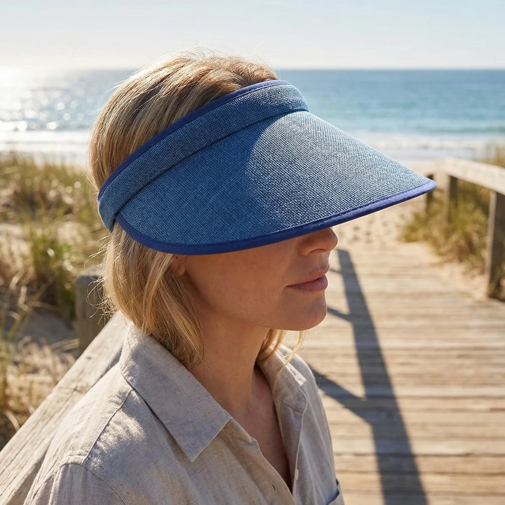 Damen Clip-On Sonnenblende in Blau am Strand getragen