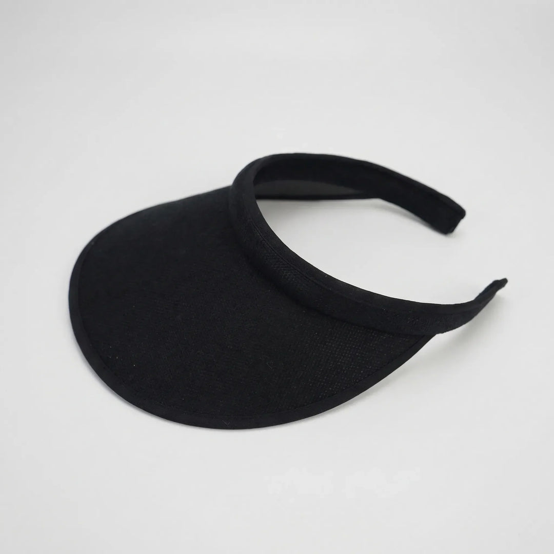 Schwarze Sonnenblende mit offenem Design im Studio