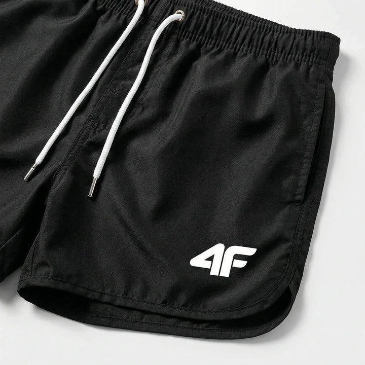 Stylische Herren Badeshorts, kurz & schnelltrocknend. Moderne Schwimmhose für den Sommerstrand.