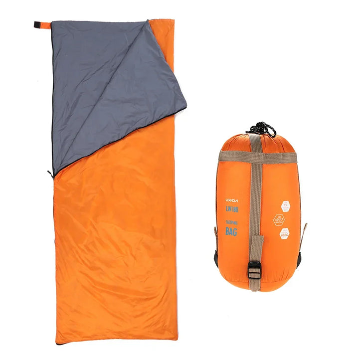 Wanderer verpackt den Trekking Schlafsack in den Kompressionssack