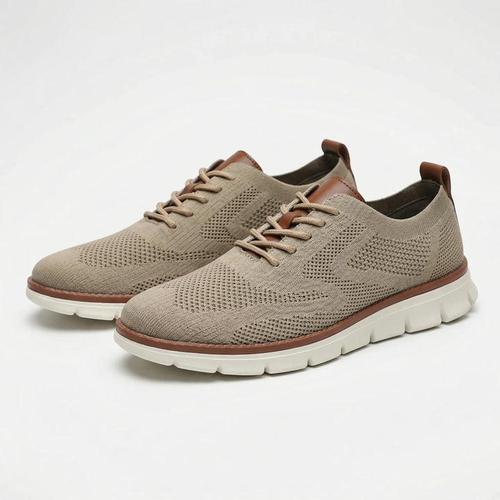 Seitliche Ansicht leichter, atmungsaktiver Herren-Sneakers mit komfortabler Polsterung.