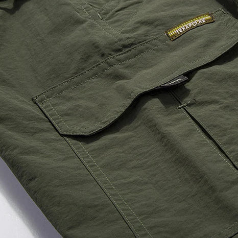 Funktionale Cargohose für Damen in Schwarz im Detail mit praktischen Taschen