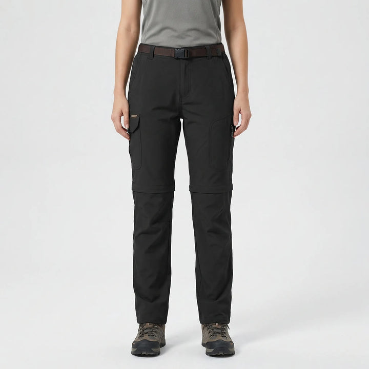 Wandelbare Outdoor-Hose für Damen in Schwarz vor hellem Hintergrund