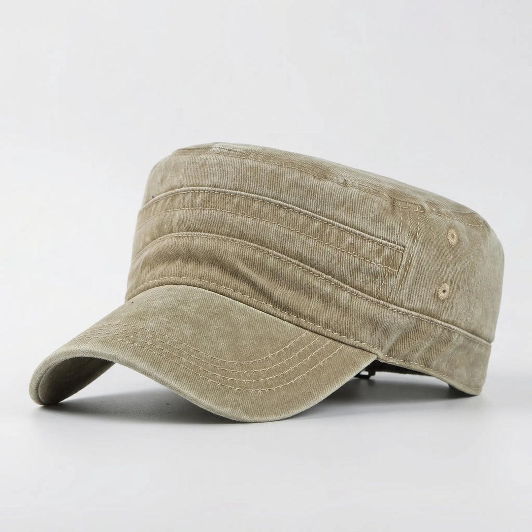 Modell trägt eine Vintage-Kappe, die den Kopfumfang schützt