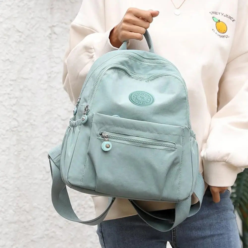 Sicherer 11L Nylon-Rucksack mit Diebstahlschutz, versteckten Reißverschlüssen, für Pendler & Reisende.