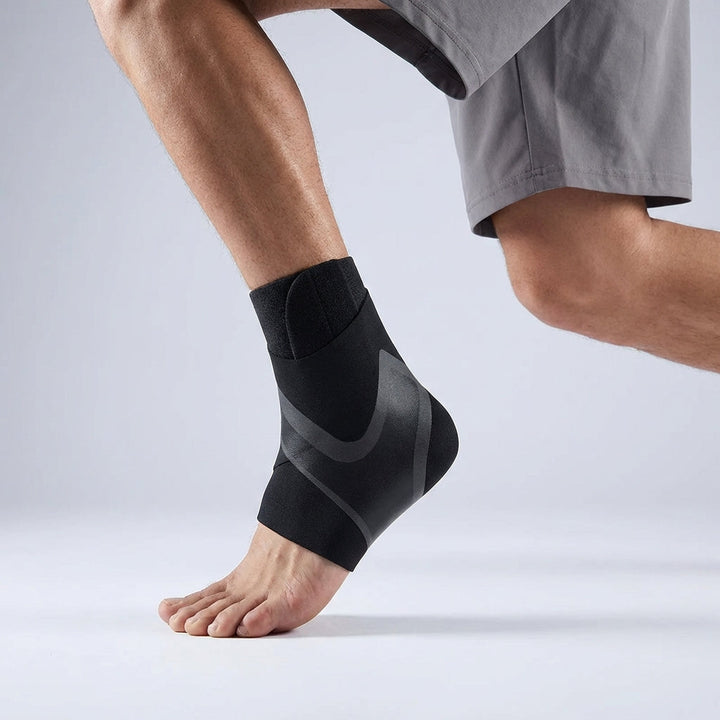 Detailaufnahme einer schwarzen Knöchelstütze während des Sports