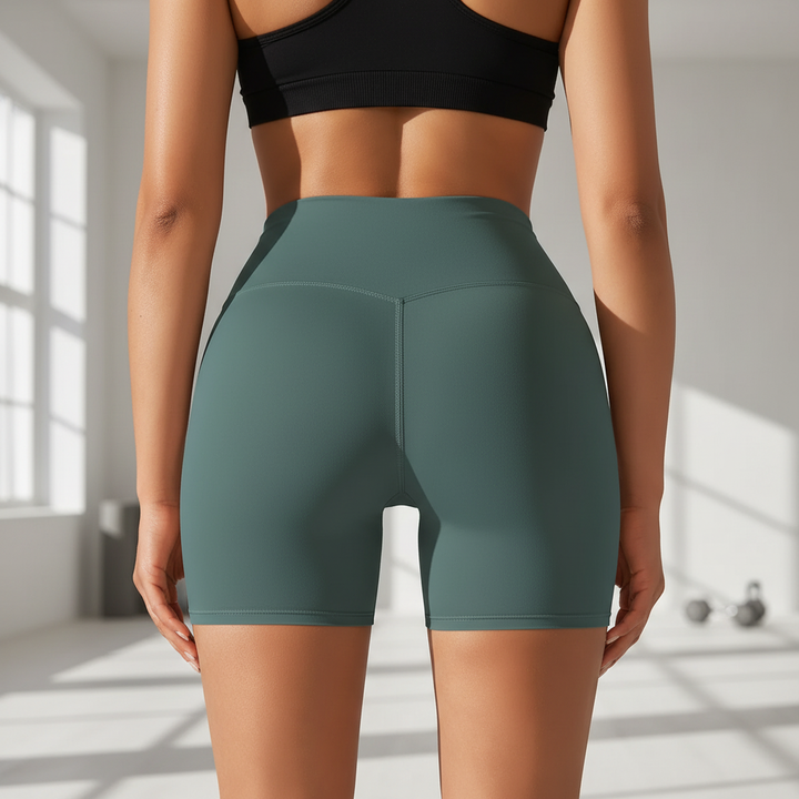 Damen Sportshorts mit hohem Bund in Oliv von hinten im Fitnessstudio