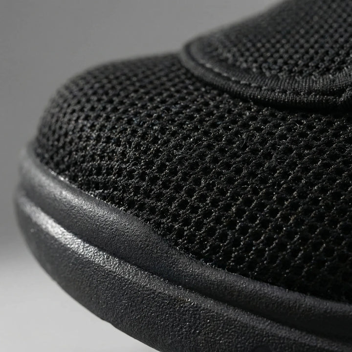Weite verstellbare Herrenschuhe öffnen sich leicht dank Klettriemen
