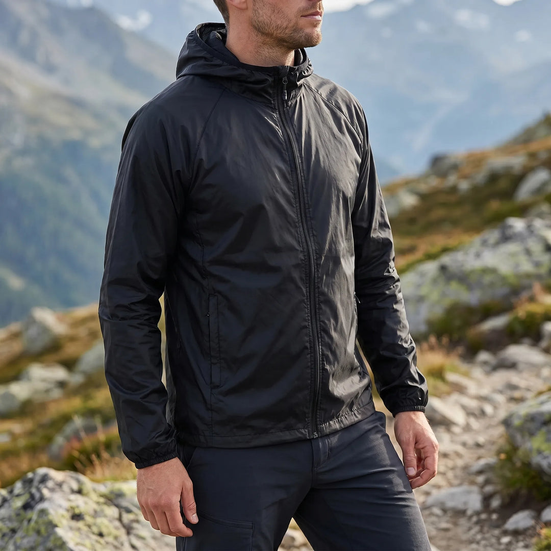 Nahaufnahme eines Mannes im schwarzen winddichten Windbreaker outdoors