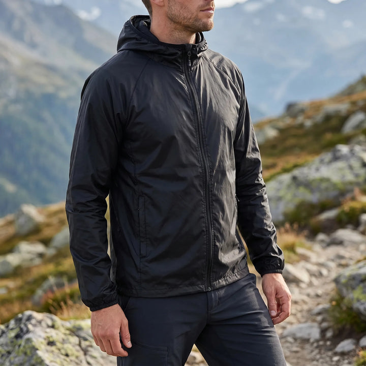 Nahaufnahme eines Mannes im schwarzen winddichten Windbreaker outdoors