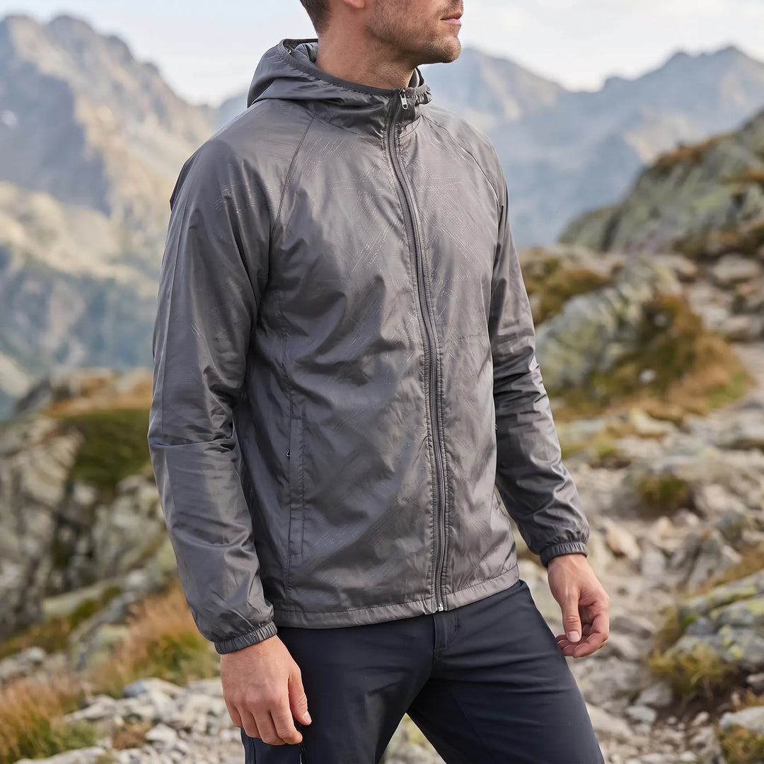 Leichtgewicht Herrenjacke mit elastischen Bündchen nah fotografiert
