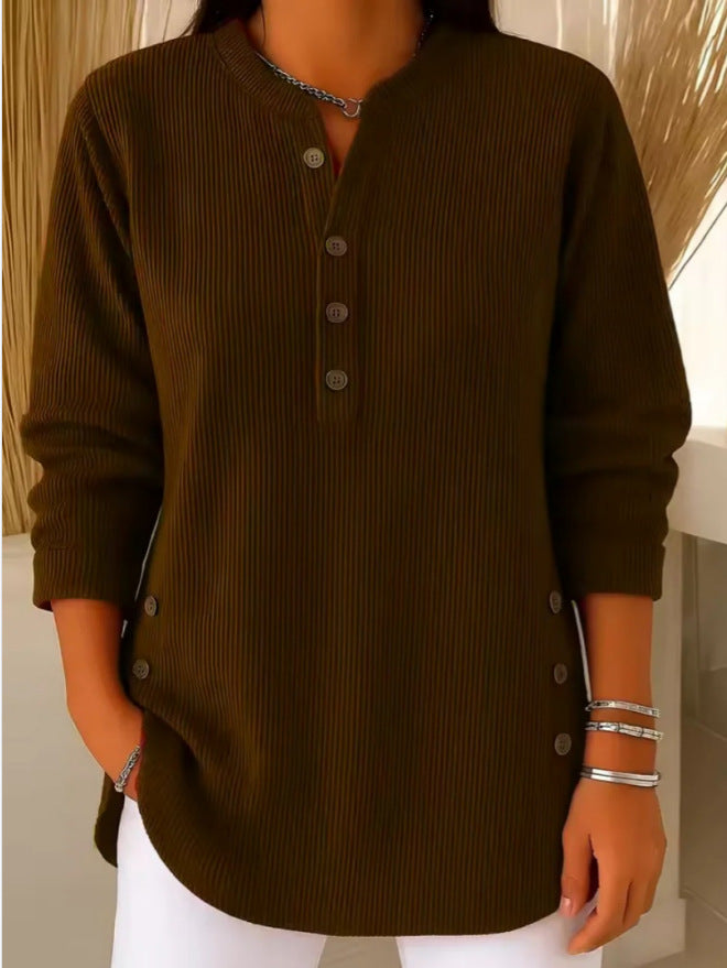 Detailansicht der fließenden Damen Tunika mit Knopfleiste, bequemer Langarm-Stil und lockerer Schnitt.
