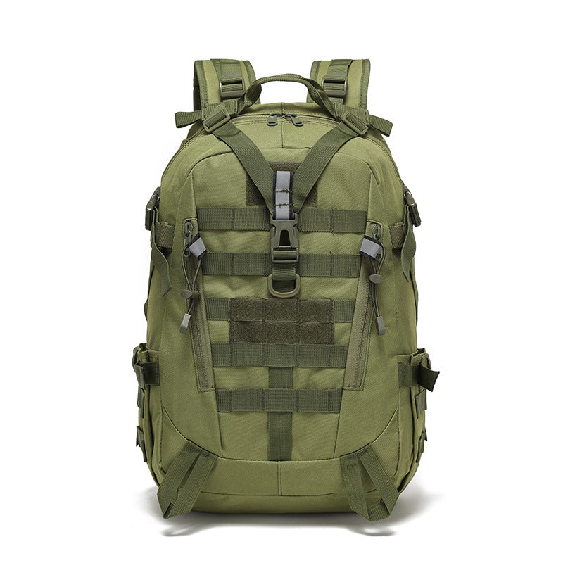 Seitenansicht des schwarzen taktischen Rucksacks mit Kompressionsriemen