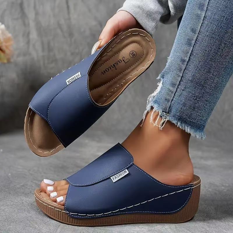 Bequeme Sommersandale für Damen in klassischem Dunkelblau