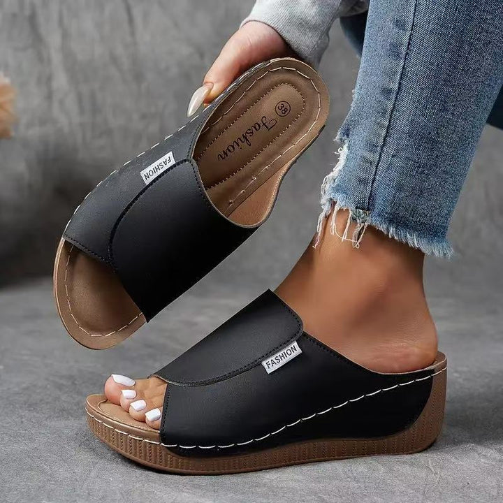 Himmelblaue Keilsandale für Damen im Detail präsentiert