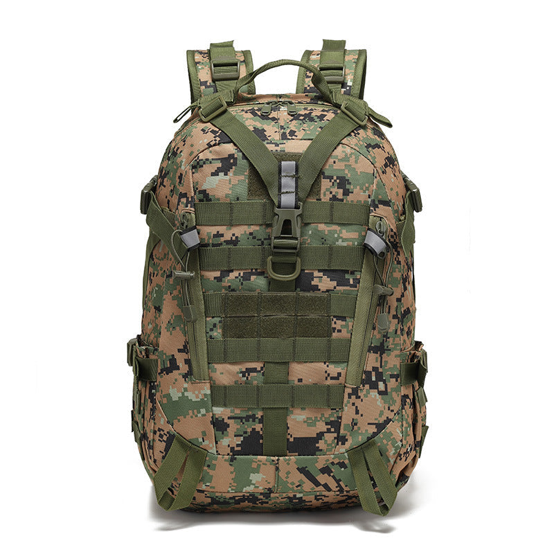 Frontansicht des Camouflage Rucksacks mit Klettfläche für Patches