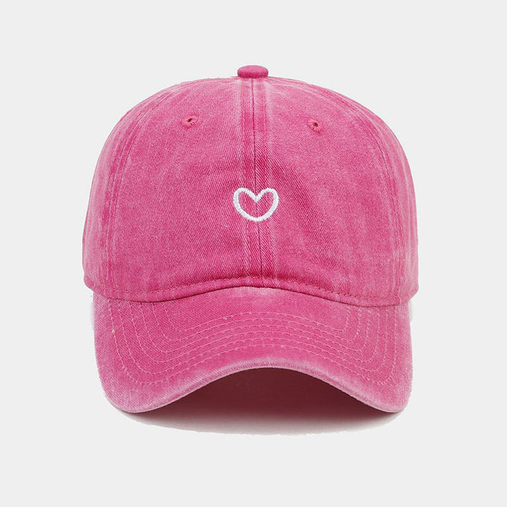 Sportliche Damen Retro Kappe, verstellbar, Washed-Effekt, Herz Motiv. Praktische Zopföffnung für Aktive.