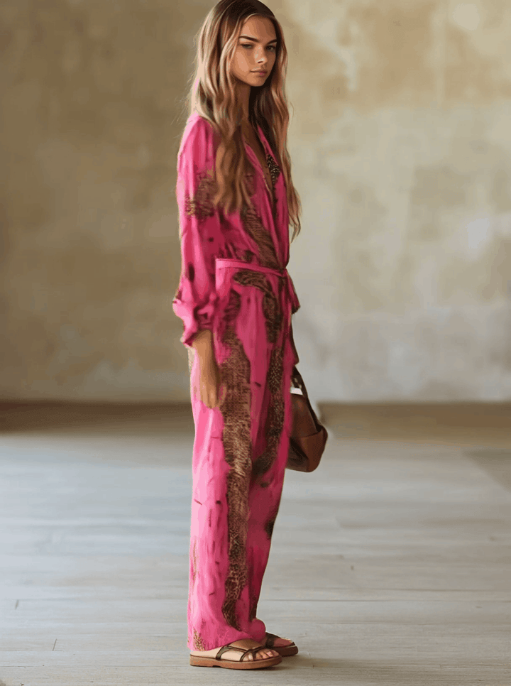 Seitenansicht des gemusterten Damen Jumpsuits mit Gürtel
