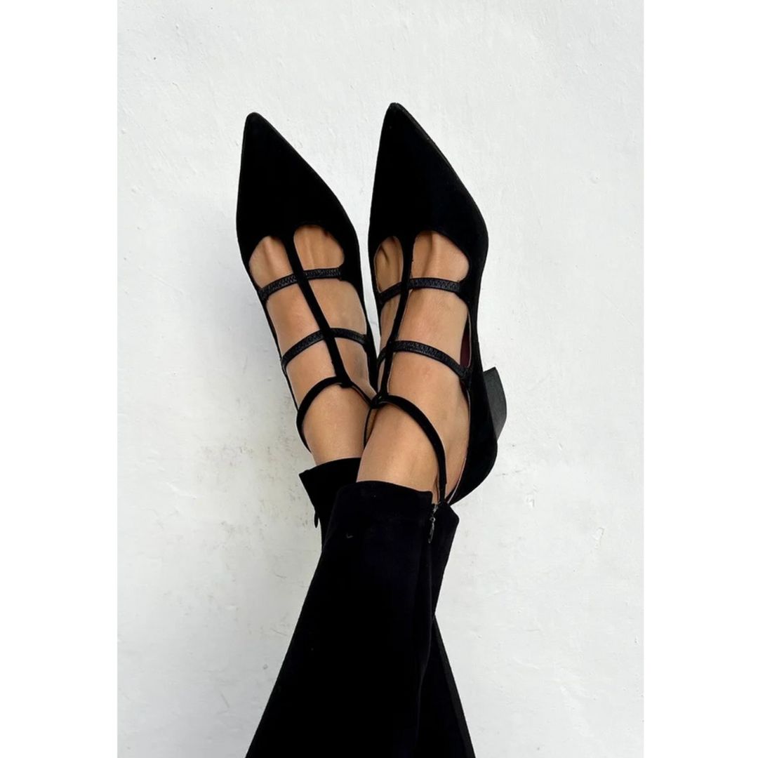 Schwarze spitze High Heels für Damen an den Füßen getragen