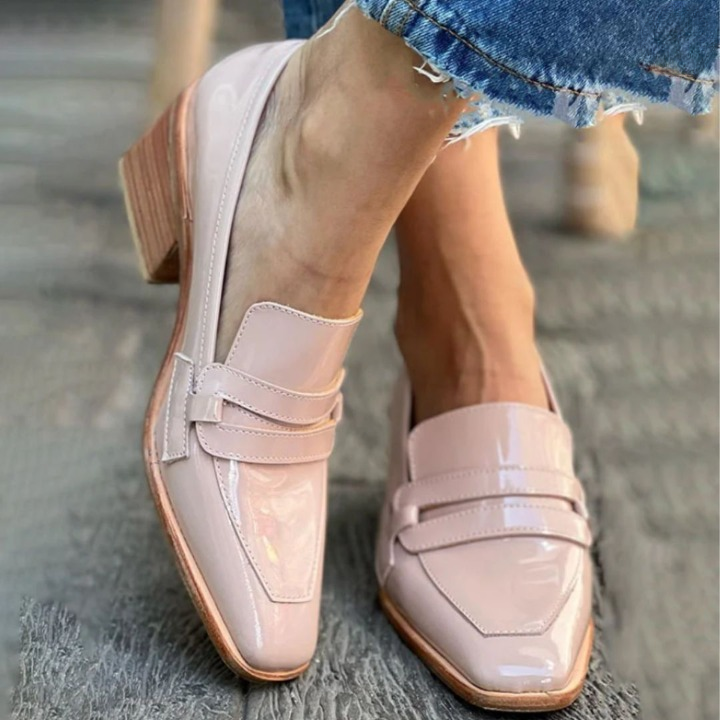 Stilvolle rosa Slipper für Damen am Fuss getragen