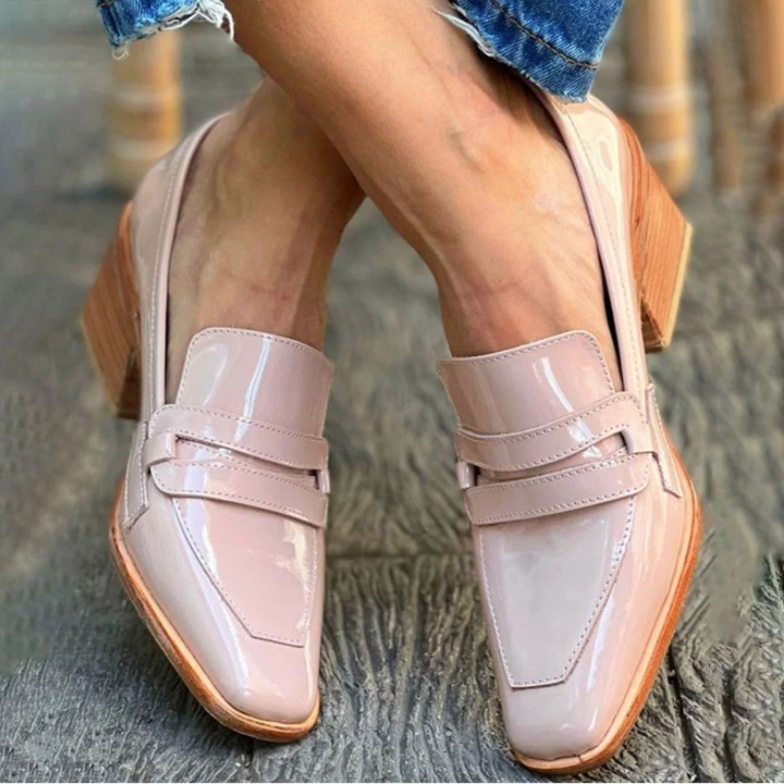 Damen Rosa Slipper in Nahaufnahme mit quadratischer Zehenform