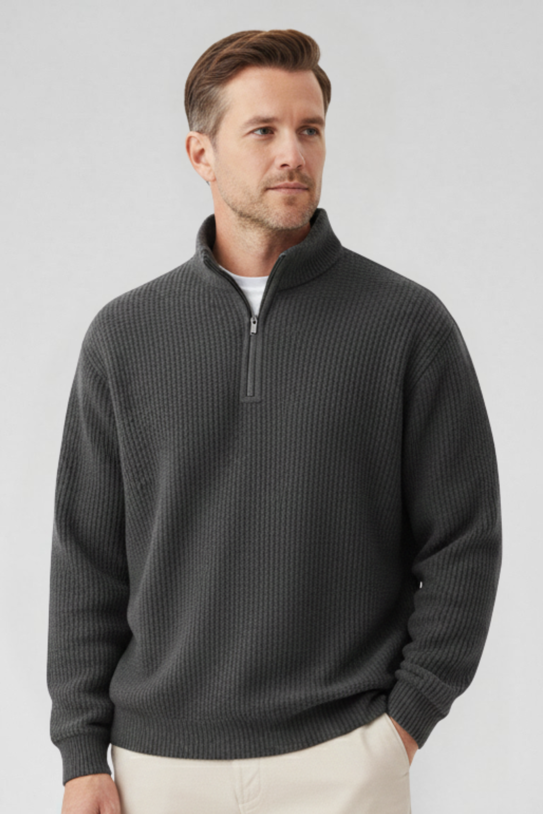 Detailaufnahme des Reißverschlusses am Herren Stehkragen Pullover