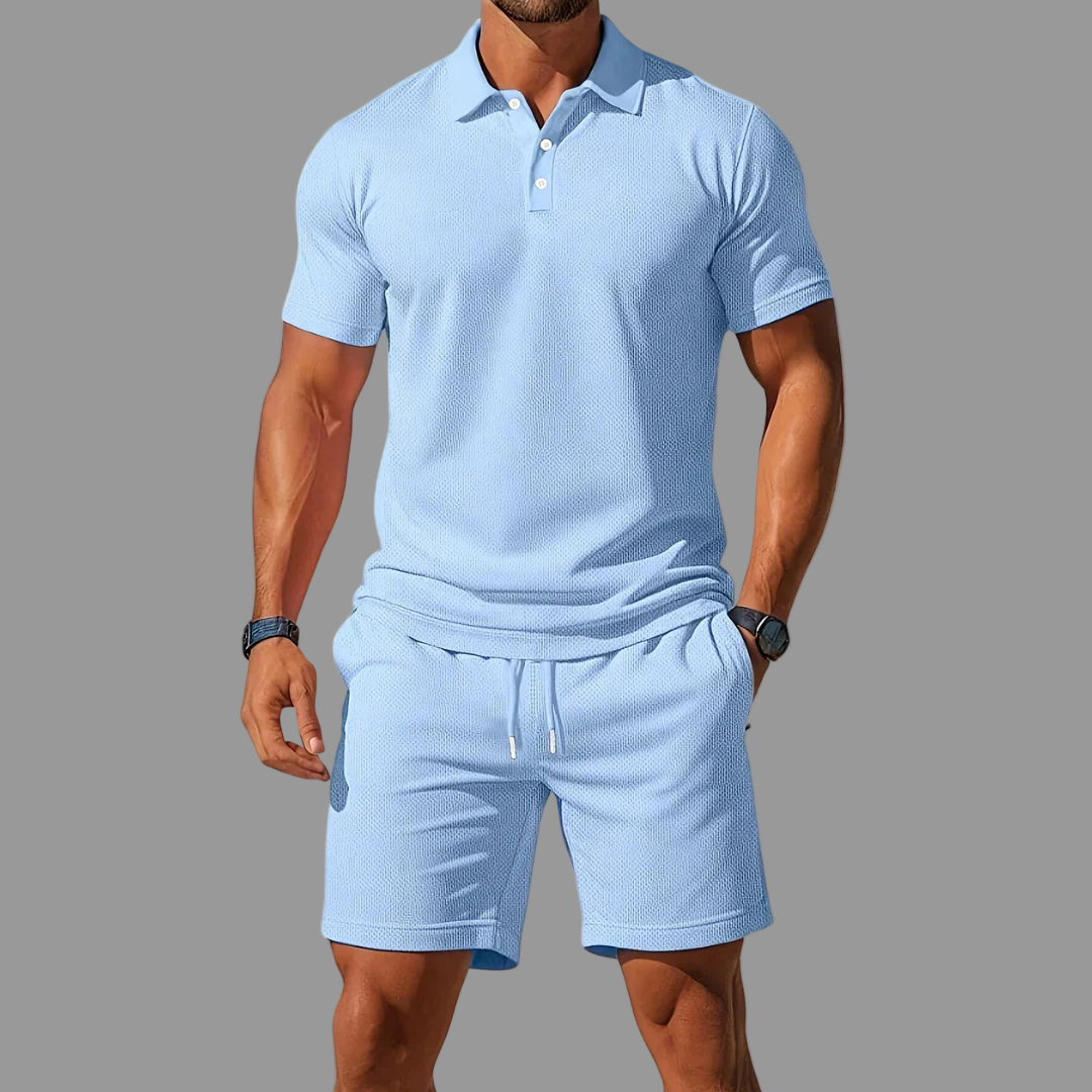 Hellblaues Herren Polo Set mit Shorts, Modellansicht, entspannter Look für den Frühling