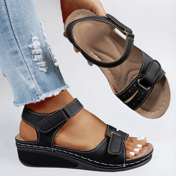 Frauenfuß in orthopädischen Komfort Sandalen, flexibel, schmerzlindernd und bequem für Sommertage.