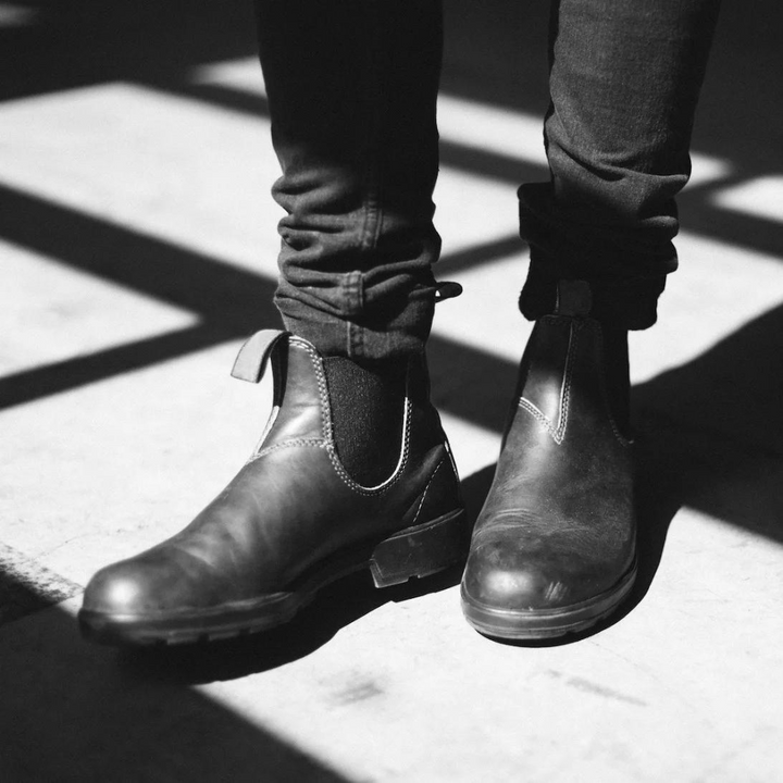 Detailaufnahme: Orthopädischer Chelsea Schneestiefel, wasserdichtes Material. Robuster Komfortschuh für Damen & Herren im Winter.