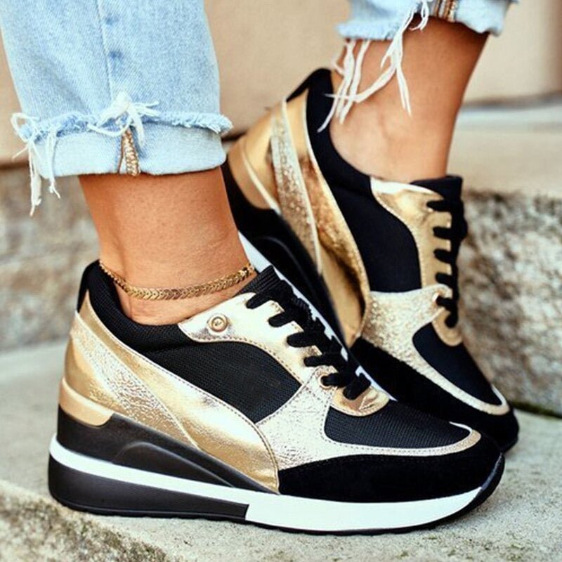 Orthopädische Damen Schnürschuhe in Schwarz und Gold an den Füßen getragen