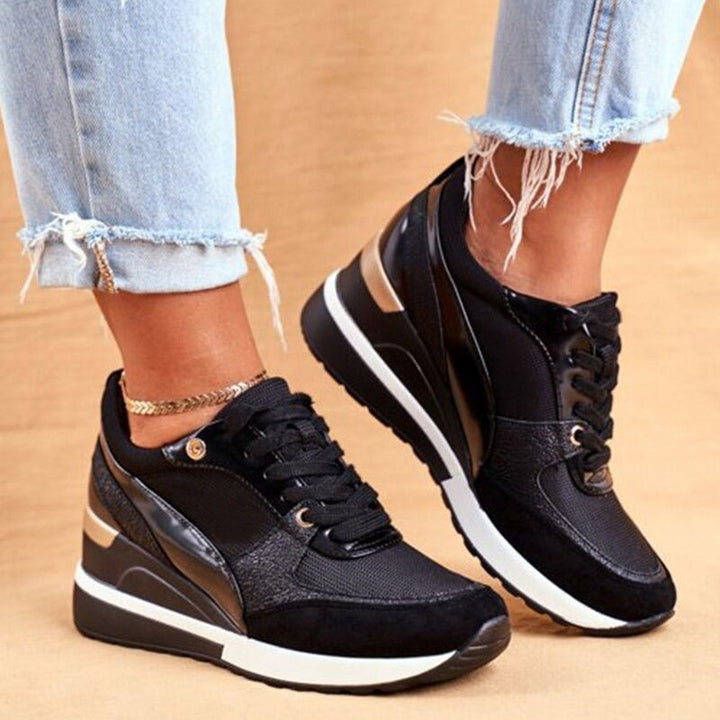 Orthopädische Damenschuhe in Schwarz mit goldenen Schnürsenkeln