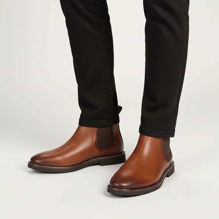 Elegante braune Chelsea Boots für Herren mit schwarzen Hosen