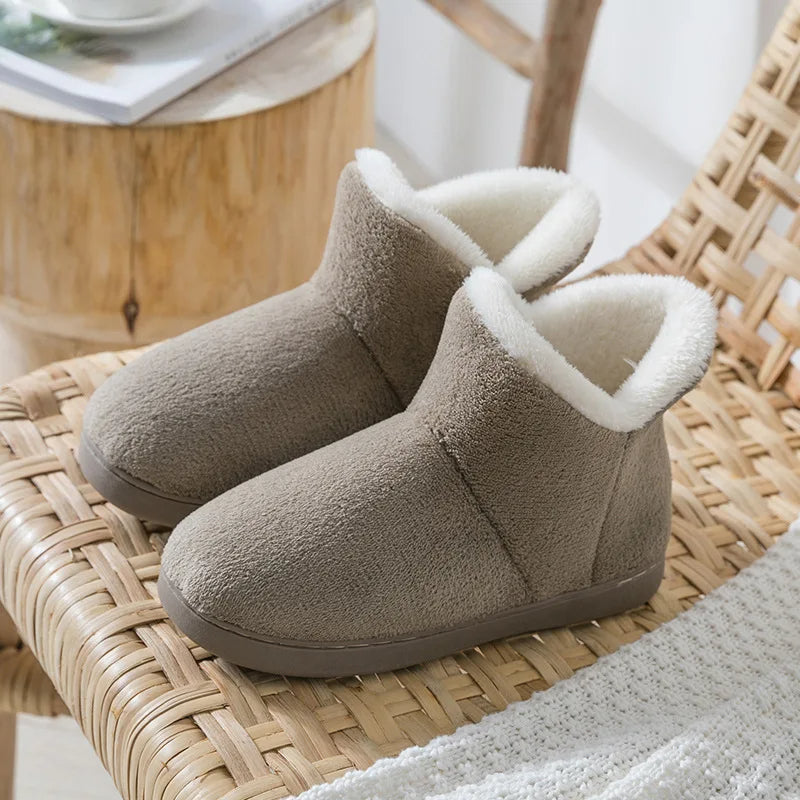 Orthopädische Tundra-Hausschuhe in Khaki mit flauschigem Innenfutter auf einem Stuhl
