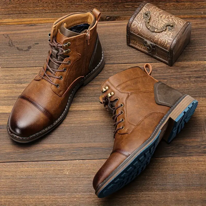 Orthopädische Vintage Herrenstiefel in Braun auf Holzuntergrund