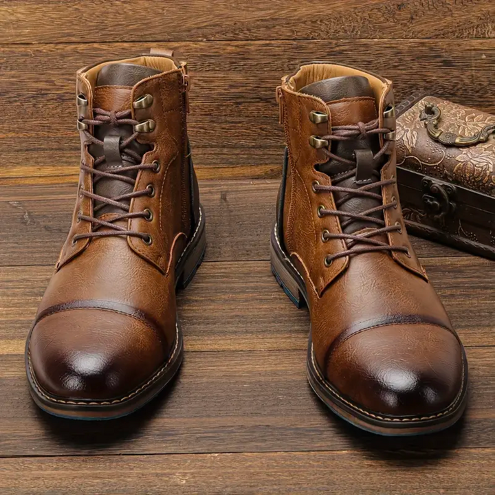 Vorderansicht der braunen Vintage Herrenstiefel mit Schnürung