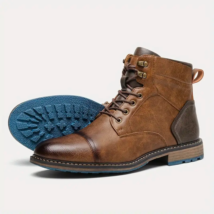 Seitenansicht der Herrenstiefel mit blauer profilierter Sohle