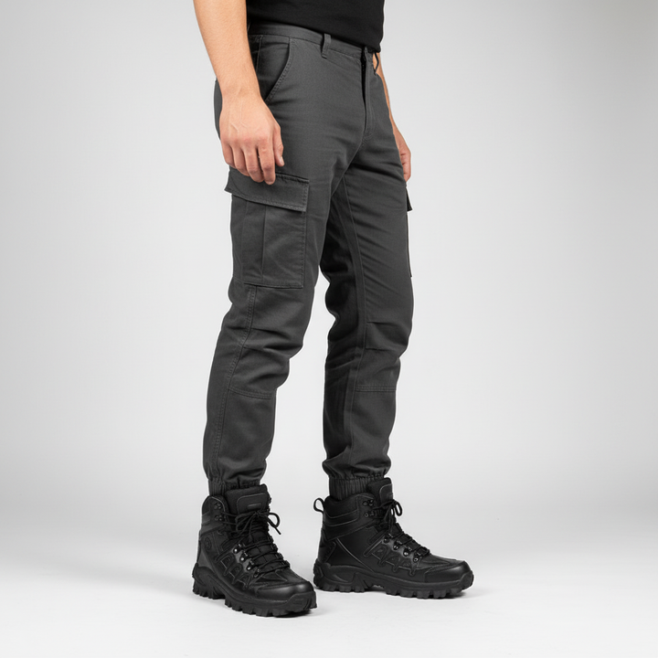 Schwarze orthopädische Outdoorstiefel für Herren und Damen kombiniert mit Cargohose