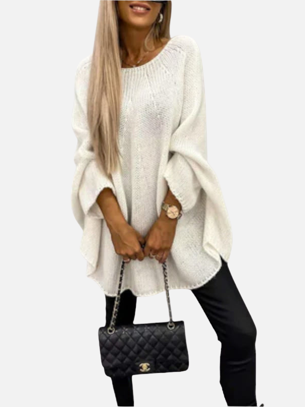 Damen Oversize Strickponcho in Creme getragen mit schwarzer Hose