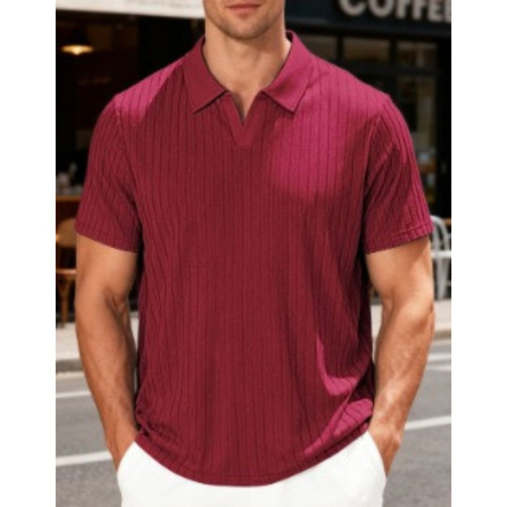 Gefaltetes Herren Poloshirt mit Rippstruktur. Elegantes, kurzärmliges Oberteil für Männermode & Sommer.