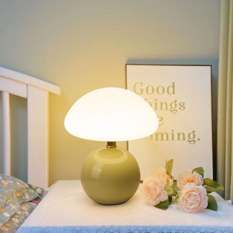 Elegante Französische Creme Tischleuchte mit Pilzdesign