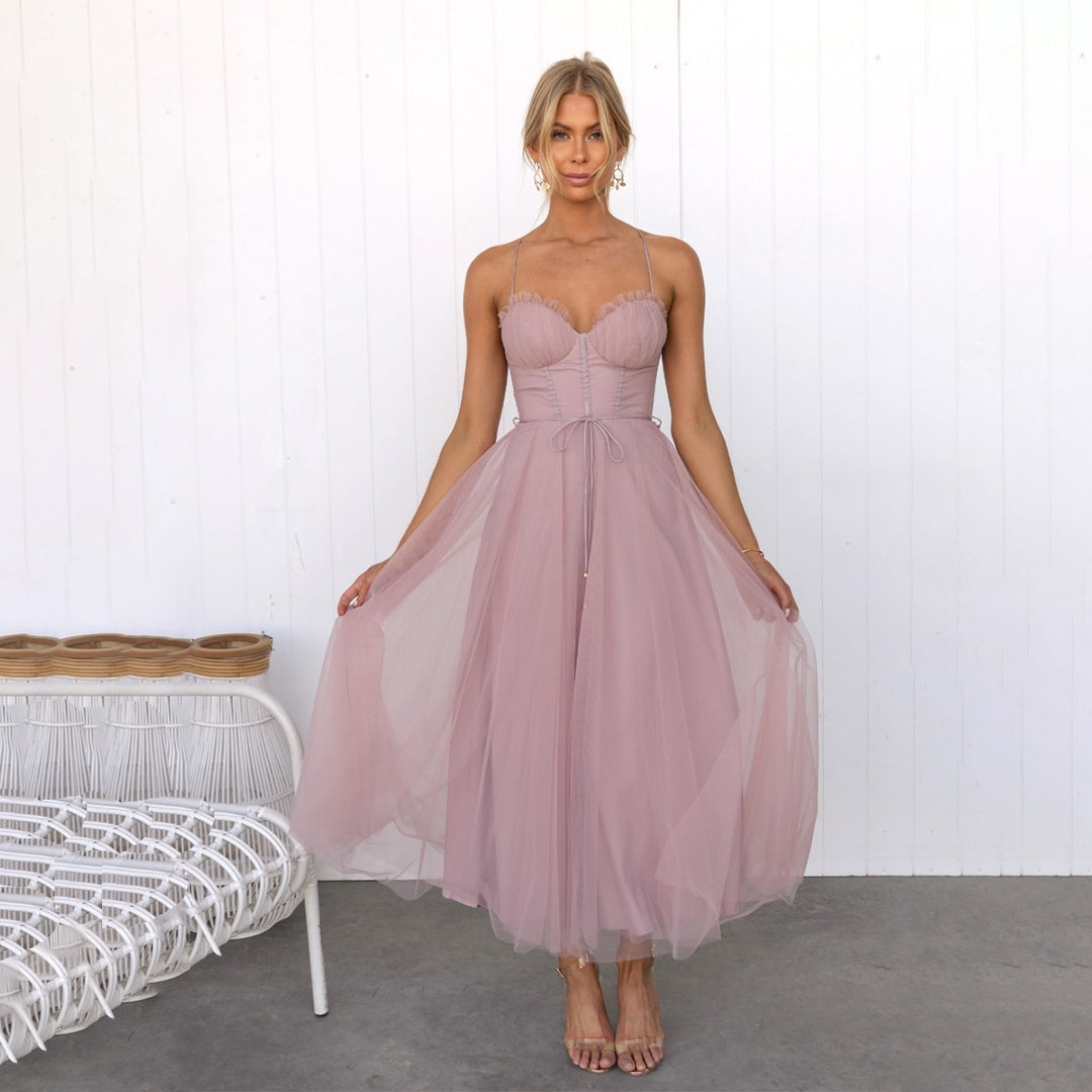 Schwarzes festliches A-Linien Abendkleid für Damen mit feinen Spaghettiträgern. Schick und elegant.