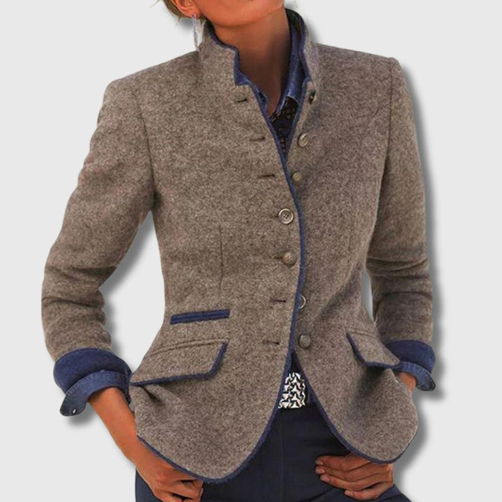 Damen Blazer in Braun mit Stehkragen und Kontrastdetails, klassischer Look