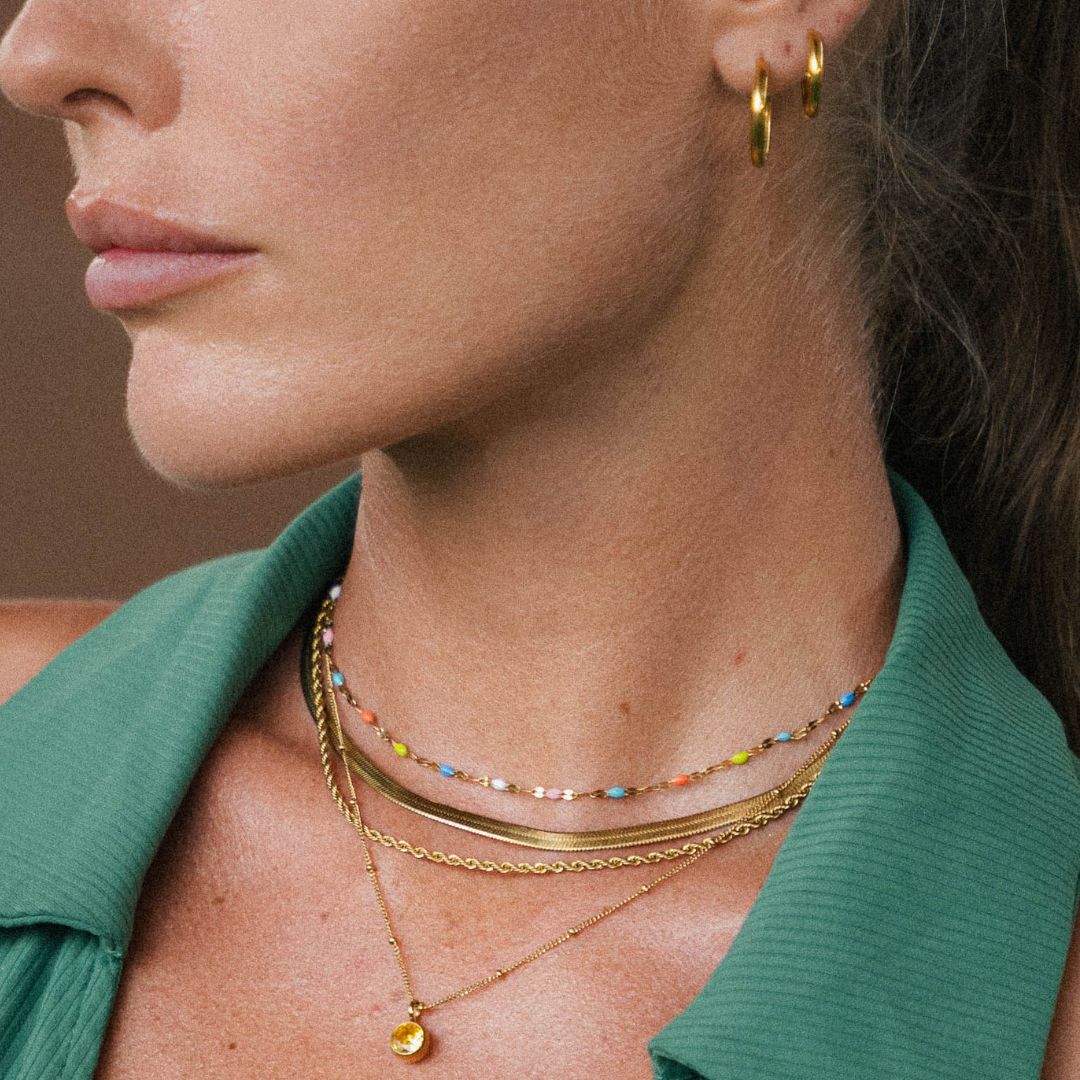 Vielseitiger goldener Damen Regenbogen Choker mit Emaille. Wasserfest & hypoallergen, passt zu jedem Outfit.
