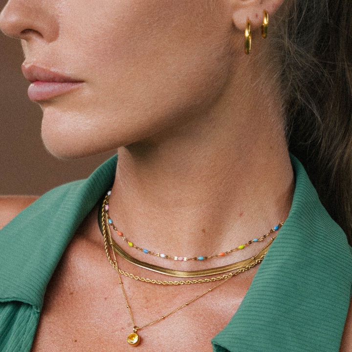 Vielseitiger goldener Damen Regenbogen Choker mit Emaille. Wasserfest & hypoallergen, passt zu jedem Outfit.