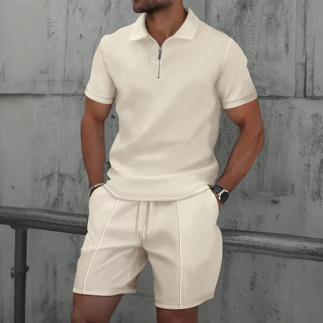 Moderner schwarzer Zweiteiler mit Reißverschluss-Poloshirt und Shorts.