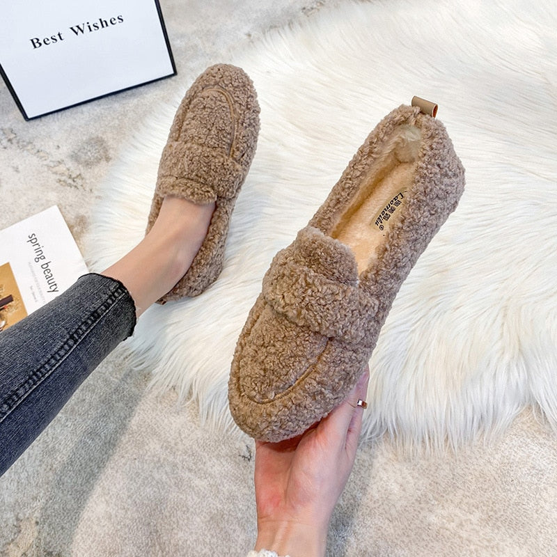Damen Plüsch Hausschuhe in Beige mit flauschigem Innenfutter von vorne