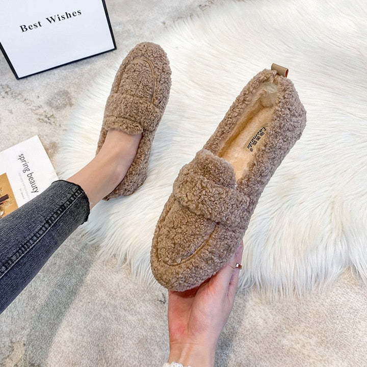Damen Plüsch Hausschuhe in Beige mit flauschigem Innenfutter von vorne